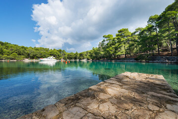 Segelboote und Yachten ankern in der Bucht Krivica umgeben von Felsenküste und Pinienwald an der Insel Lošinj, Kvarner Bucht, Kroatien
