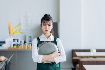 カフェで働く若い女性