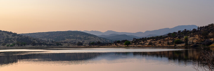 Vue panoramique sur un lac au lever du jour en Namibie
