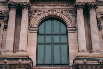 Colonnes et fenêtre majestueuses