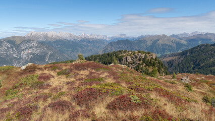 Wunderschöne Herbstfarben in der Lagorai Bergkette bei Predazzo