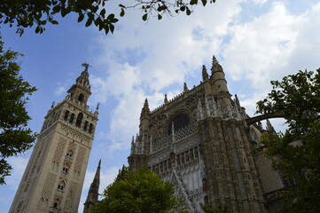 Campanário de La Giralda e a Catedral de Sevilha na Espanha