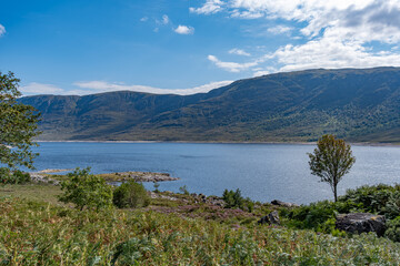 Loch Cluanie – Panoramaaufnahme mit Blick auf Druim nan Cnamh und Beinn Loinne in den schottischen Highlands, aufgenommen im August 2025 bei sonnigem Wetter und klarer Sicht  
