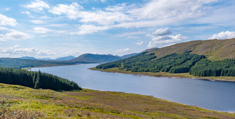 Loch Loyne – 100-Megapixel-Panorama mit Blick auf Meall Odhar in den schottischen Highlands,...