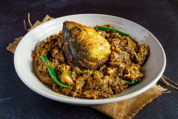 Kochu Shaak Diye Ilish Macher Matha | Traditional Bengali Hilsa Fish Head Curry with Colocasia Greens | Authentic Bengali Comfort Food | Classic Ilish Curry from Bengal
