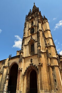 Le clocher de la cath&eacute;drale San Salvador d&rsquo;Oviedo