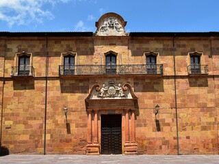 La façade du palais épiscopal à proximité de la cathédrale San Salvador d’Oviedo