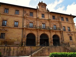 La façade du presbytère du monastère San Pelayo à côté de la cathédrale San Salvador d’Oviedo