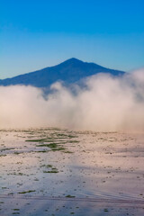Cerro de San Miguel Charahuen en un amanecer con neblina en el lago de Pátzcuaro, Michoacán, México.