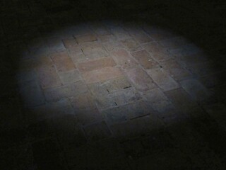 lichtkegel in einem dunklen raum