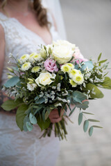 Wunderschöner Blumenstrauß. Brautstrauß. Gelbe Blumen in Pastellfarben.