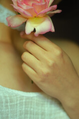 detalle de mano con rosa, pastel