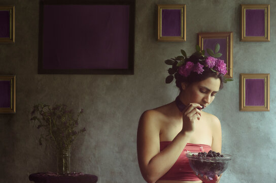 retrato artistico de ujer en tonos morados, interior