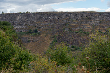 Obraz premium Panoramic Canyon View in Mountainous Region with Overcast Sky