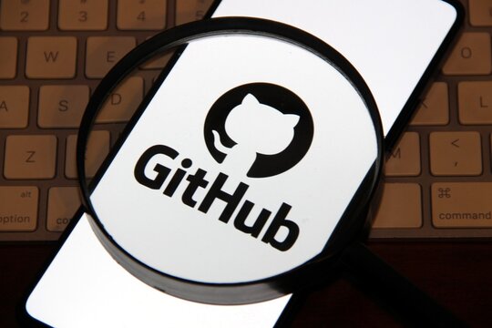 GitHub - Plataforma de hospedagem de c&oacute;digo-fonte e arquivos com controle de vers&atilde;o usando o Git.
