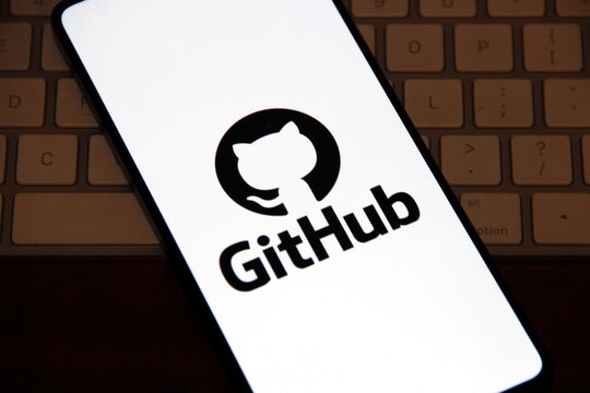 GitHub - Plataforma de hospedagem de c&oacute;digo-fonte e arquivos com controle de vers&atilde;o usando o Git.