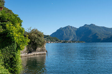 Fototapeta premium Scenic view of a serene lake surrounded by mountains on a clear sunny day