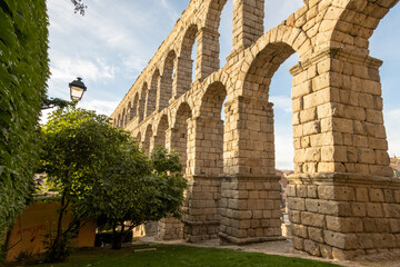 Obraz premium Antiguo Monumento Romano del Acueducto en el Centro de Segovia.