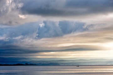 paesaggio marino  naturale all'alba