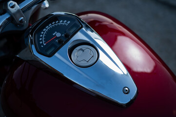 Obraz premium A close-up of a motorcycle's gas tank. 