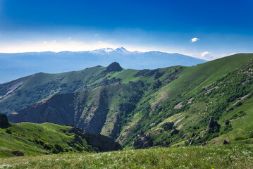 Obraz premium Beautiful view of a mountain range in Armenia, perfect for travel, tourism, adventure, and nature themes.