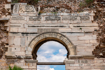 Obraz premium Turkey – Selçuk – Basilica of Saint John – Grand stone gate frames the timeless sky