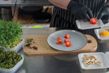 The chef lays out the salad. 
