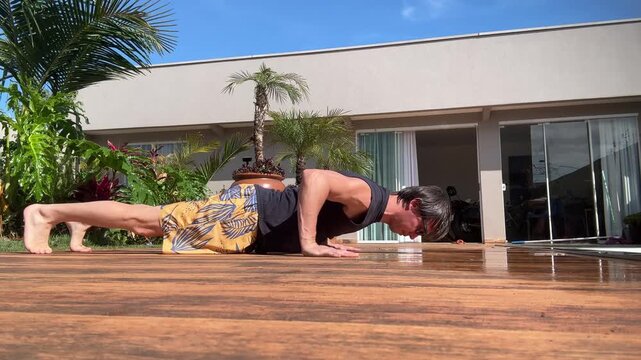 homem faz flex&otilde;es treino para peito hipertrofia em casa 