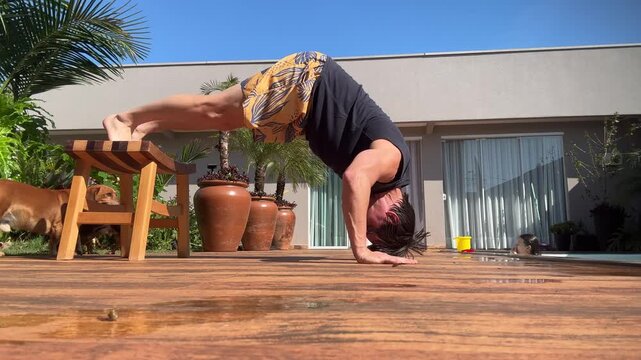 homem faz flex&otilde;es treino para peito hipertrofia em casa 