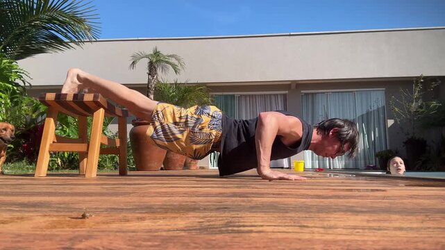 homem faz flex&otilde;es treino para peito hipertrofia em casa 