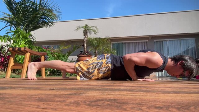 homem faz flex&otilde;es treino para peito hipertrofia em casa 