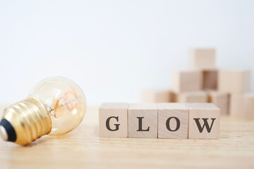 電球とGLOWの文字ブロックとコピースペース。