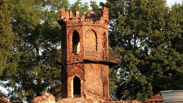 Fototapeta Wieża z brakującymi elementami elewacji wykonana z czerwonej cegły