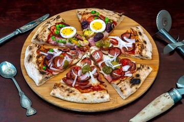 The most acclaimed, traditional and popular Brazilian pizza, half pepperoni calabresa and half Portuguese