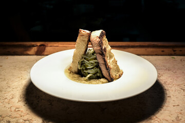 cicorie e fave servite con due crostini di pane