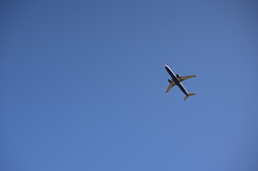 aereo in fase di decolo in un cielo blu