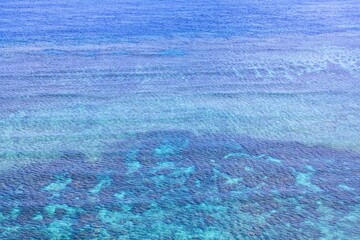 青空と海が広がる宮古島 比嘉ロードパークの昼の風景