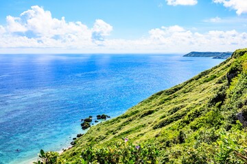青空と海が広がる宮古島 比嘉ロードパークの昼の風景