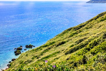 青空と海が広がる宮古島 比嘉ロードパークの昼の風景