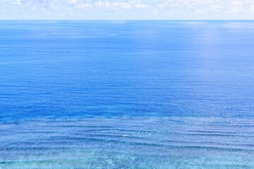 青空と海が広がる宮古島 比嘉ロードパークの昼の風景
