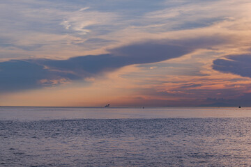 真夏の夕暮れの海