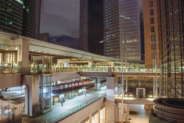 高層ビルが立ち並ぶ東京の都心にある汐留の夜景