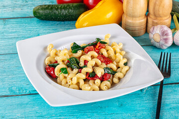 Pasta with spinach and tomato