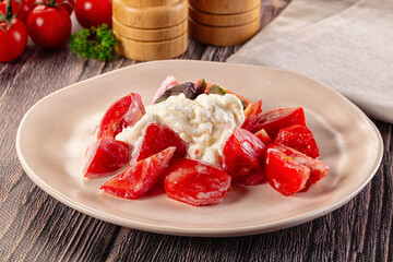 Salad with stracciatella and tomato