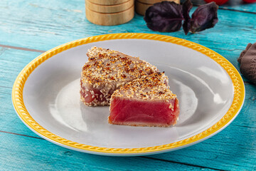 Tuna tataki with sesame seeds