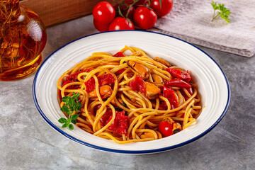 Spaghetti with mussels and tomato