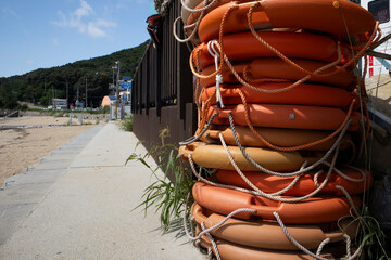 This is a lifeboat that can rescue people at the beach.바닷가에서 인명구조를 할수있는 구명정입니다.