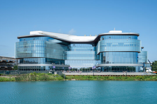Evanston, IL, USA - Aug 28, 2025: The Kellogg Global Hub, Kellogg School of Management's flagship building at the Northwestern University's main campus in Evanston, Illinois.