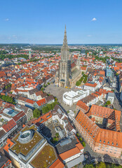 Fototapeta premium Blick auf die Innenstadt der schwäbischen Universitätsstadt Ulm rund um den zentralen Münsterplatz im Sommer