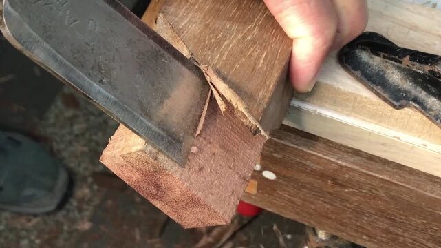 Refined woodworking with a chisel and mallet